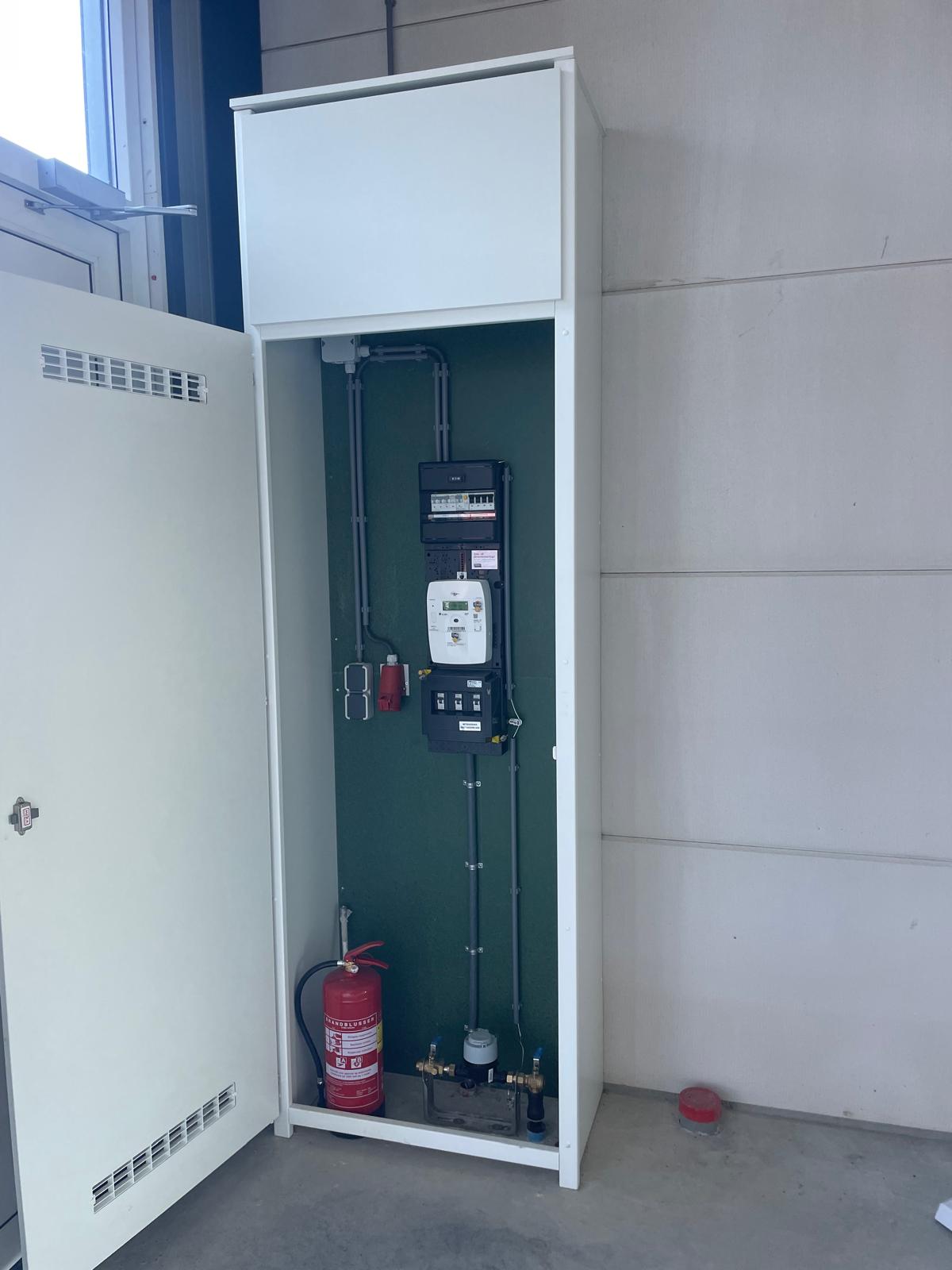 In één unit is een verdiepingsvloer aangebracht waar een gezellige kantoorruimte is gerealiseerd en de overige 2 units, die al snel werden toegevoegd, worden gebruikt voor opslag, waarbij ook de hoogte van de units volledig wordt benut.