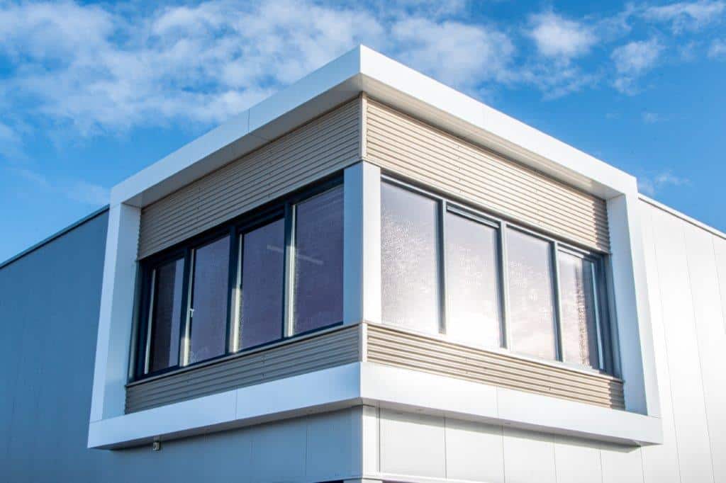 In één unit is een verdiepingsvloer aangebracht waar een gezellige kantoorruimte is gerealiseerd en de overige 2 units, die al snel werden toegevoegd, worden gebruikt voor opslag, waarbij ook de hoogte van de units volledig wordt benut.