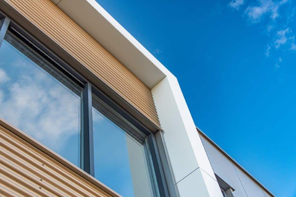 In één unit is een verdiepingsvloer aangebracht waar een gezellige kantoorruimte is gerealiseerd en de overige 2 units, die al snel werden toegevoegd, worden gebruikt voor opslag, waarbij ook de hoogte van de units volledig wordt benut.